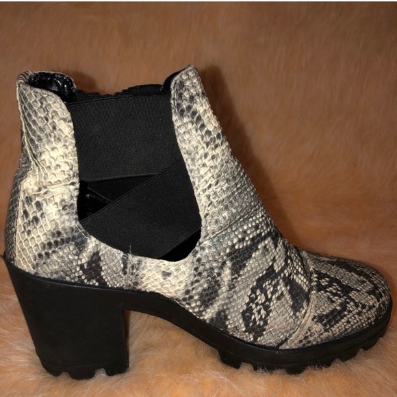 TOPSHOP Faux snake skin booties - Picture 3 of 4